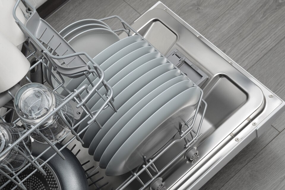 Встраиваемая посудомоечная машина откратая с набором посуды